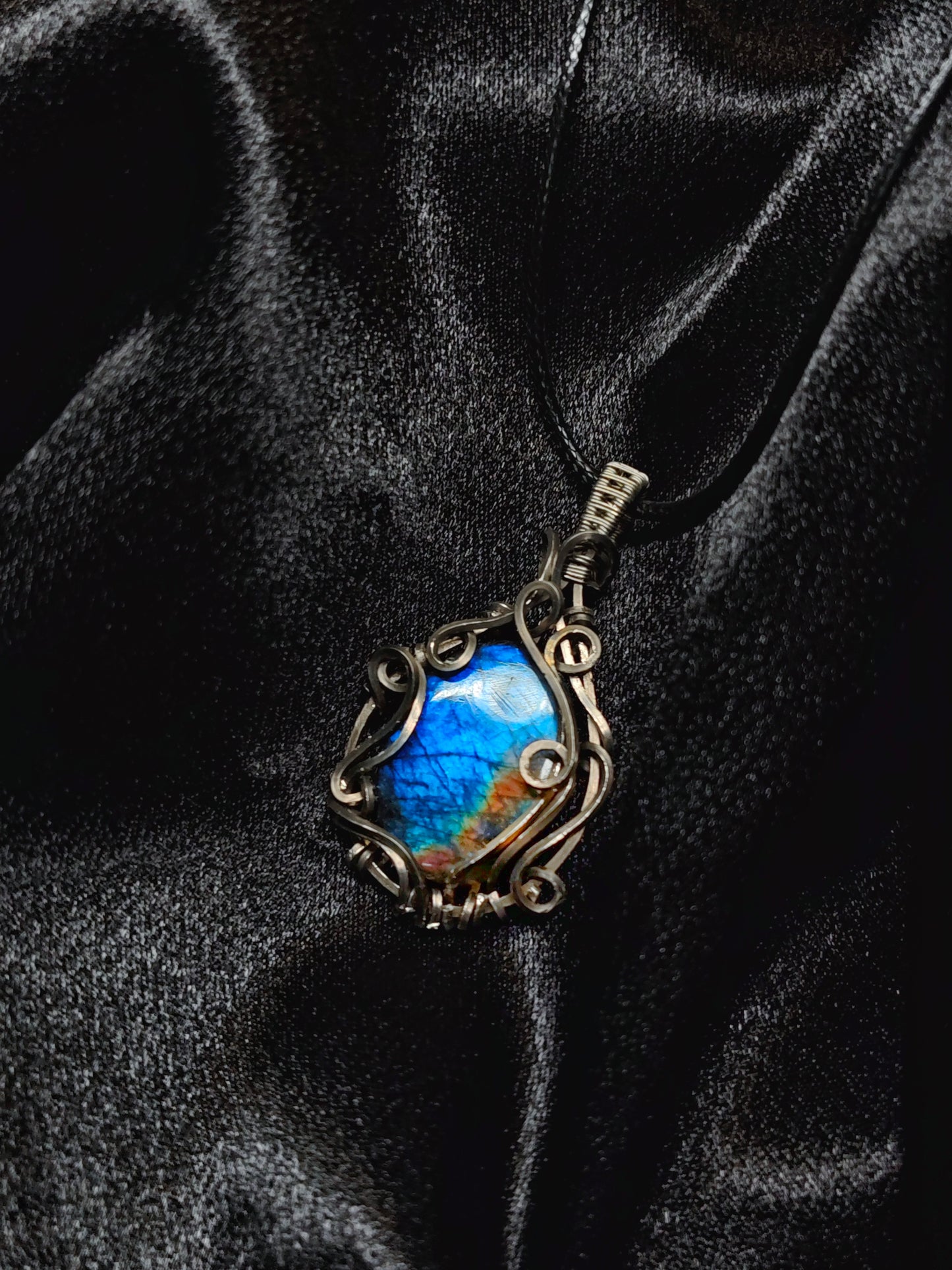 Linz-Dance of Light and Shadow(handmade necklace Jewelry)